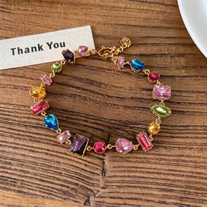 Gros plan d'un bracelet en zircon dopamine coloré avec diverses formes de pierres