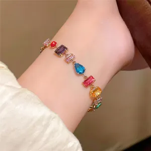 Vue détaillée d'un bracelet en zircon coloré avec des formes de pierres mixtes au poignet