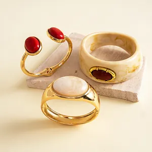 Detailweergave van een set vintage gemarmerde hars en vergulde ovale armbanden