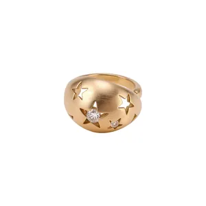 Mat gouden metalen ring met steruitsnijdingen en fonkelende zirkonia steentjes