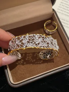Primo piano di un bracciale vintage bicolore traforato con pietre di zircone