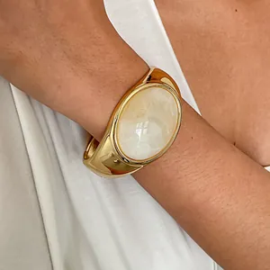 Gedetailleerd overzicht van een gouden retro armband met een grote ovale harssteen
