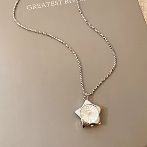 Collier montre pendentif étoile en argent avec chaîne box pour un usage quotidien