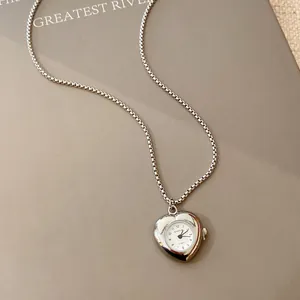 Collier montre à gousset argenté en forme de cœur élégant et raffiné