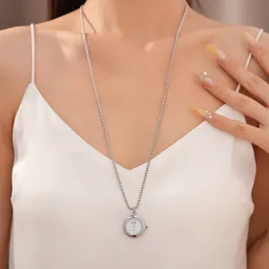 Élégant collier pendentif montre de poche en argent porté par un mannequin au quotidien