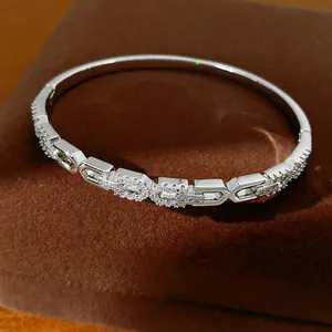 Detail van het in elkaar grijpende ontwerp van de 18K armband