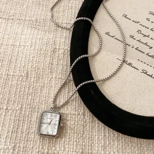 Vue détaillée d'un collier avec pendentif montre de poche rectangulaire argenté vintage