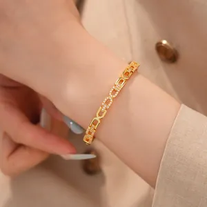 Detail van een elegante 18-karaats vergulde geometrische armband met pavé-gezette zirkoon