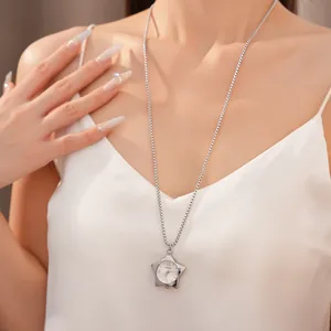 Gros plan d'un collier avec pendentif montre en forme d'étoile argentée sur modèle.