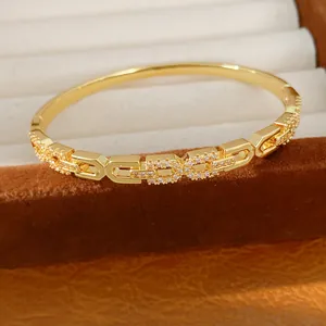 Gedetailleerde weergave van een 18K vergulde armband met ingelegde zirkoonstenen