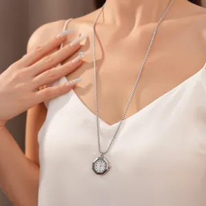 Vue détaillée d'un collier pendentif montre octogonal élégant porté par un mannequin