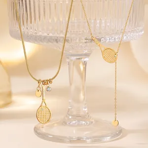 Exquisites Detail von vergoldeten Tennis-Schläger-Halsketten aus Edelstahl auf Glas