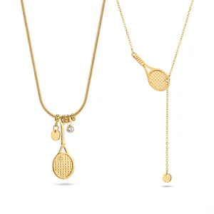 Detailansicht von zwei goldenen Tennisschläger-Halsketten mit Zirkonia-Akzenten und Gliederketten.