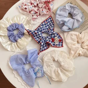 Set van diverse zoete stoffen scrunchies met kant en ruitjespatronen