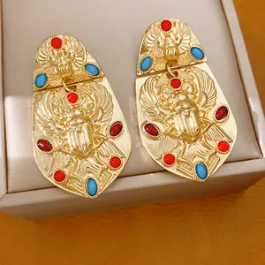 Vintage ägyptische Skarabäus-Ohrringe in Gold mit türkisen und roten Details