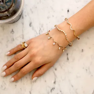 Elegante gewellte Titanstahl-Armbänder mit Zirkonia-Anhängern in Tropfenform