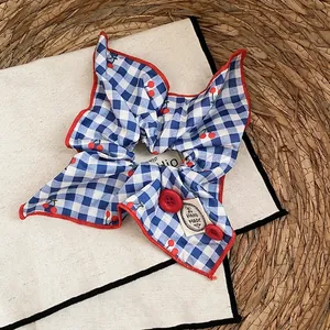 Groot blauw-wit geblokt haarelastiek met kersenprint en decoratieve rode knopen