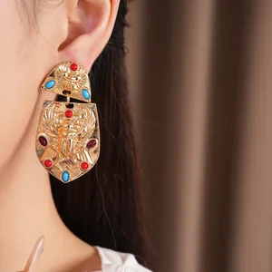 Nahaufnahme von Vintage-Ohrringen im ägyptischen Stil mit bunten Schmucksteinen
