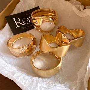 European American Style Chunky Gold Alloy Open Bangle Bracelet For Women Wrinkled Hammered Metal Resin Inlaid Jewelry Accessory