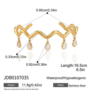 Maße von gewelltem Edelstahl-Armreif mit Tropfen-Zirkonia-Anhängern in Gold-Finish