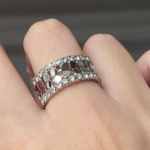 Vue macro détaillée de la bague rétro à paillettes en nid d'abeille avec zircons sertis.