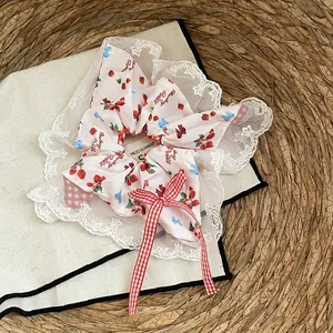Florale kanten scrunchie met aardbeienprint en een rode geruite strik haaraccessoire
