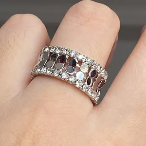 Gros plan d'une bague nid d'abeille en argent vintage avec des zircons brillants