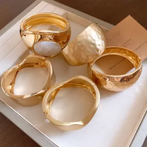 Western Fashion Gold Alloy Wrinkled Oval Open Bangle Bracelet With White Resin Minimalist Commuter Jewelry For Women