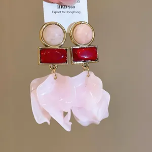 Vintage goldfarbene Ohrringe mit rosa Acryl-Blütenblättern und roten Akzenten