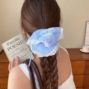 Blauwe ruitjes kant scrunchie op een gevlochten kapsel in een zachte kamer.