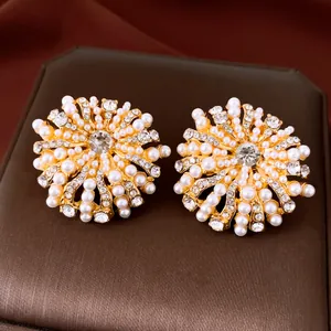 Close-up van elegante gouden bloemknopjes met glinsterende parels en strassteentjes