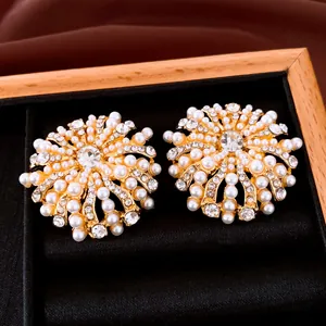 Detailopname van elegante bloemoorbellen met parels en kristallen in een doos