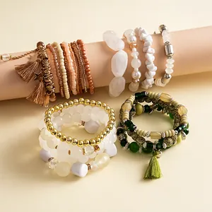 Set completo di braccialetti vintage bohémien con perline, nappe ed elementi in acrilico