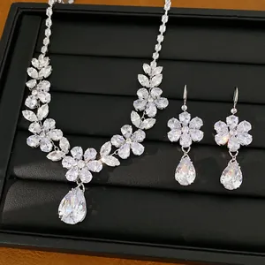 Nahaufnahme von funkelndem Zirkon-Blumen- und Wassertropfen-Halsketten- und Ohrring-Set