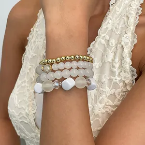 Vista dettagliata di un set di 4 braccialetti vintage in acrilico e vetro sul polso