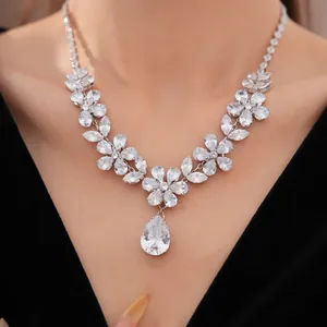 Elegante Halskette mit Blumen aus Zirkonia und einem großen birnenförmigen Anhänger für Damen