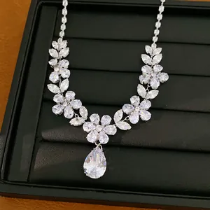 Makro-Detail einer eleganten Zirkon-Blumenkette mit großem birnenförmigem Kristallanhänger