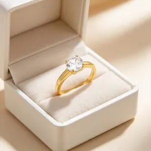 Detail eines luxuriösen goldenen Verlobungsrings mit vier Zinken und rundem Stein in Box