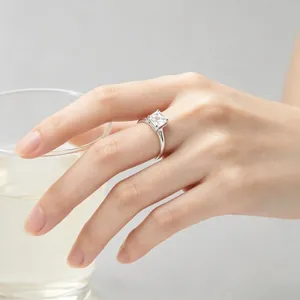 Makroaufnahme eines eleganten quadratischen Diamantrings mit Vier-Krallen-Fassung