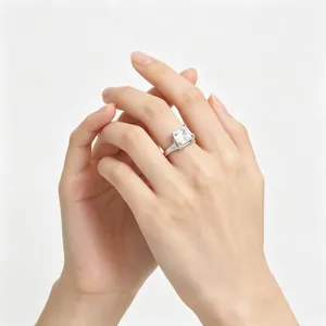 Detailansicht eines quadratischen Diamantrings an der Hand mit Vier-Klauen-Fassung