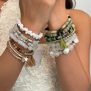 Primo piano di un set di braccialetti di perline bohémien vintage con nappe e stella