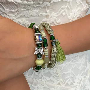 Vista dettagliata di un set di braccialetti vintage in perline verdi con nappa