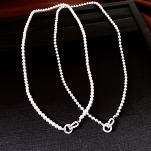 Detailansicht der zirkonia-besetzten Schließe an einer eleganten, handgefertigten Perlenkette