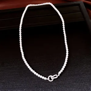 Nahaufnahme einer eleganten weißen Perlenkette mit funkelndem Zirkonia-Verschluss