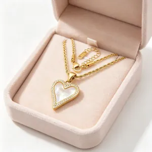 Élégant collier cœur en acier inoxydable doré avec nacre blanche et serti de cristaux