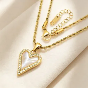 Élégant collier pendentif cœur avec nacre blanche et cristaux en acier inoxydable doré