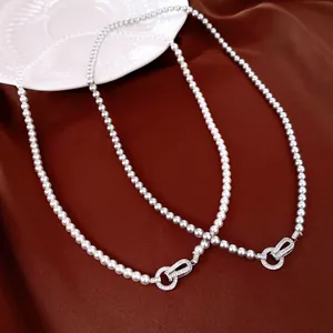 Elegante Perlenkette mit Zirkonia-Verschluss auf Seidenhintergrund