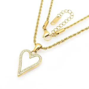 Collier chaîne torsadée en acier doré avec pendentif cœur creux serti de cristaux