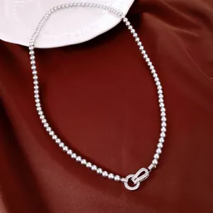 Detailaufnahme einer eleganten silbernen Perlenkette mit einem Zirkonia-Verschluss.