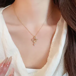 Gros plan d'un collier cœur plaqué or 14 carats avec pendentif lustre en zircon scintillant